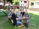 Medienvertreter, die Kindergartenleiterin und die Bundesheersoldaten. (Bild öffnet sich in einem neuen Fenster)