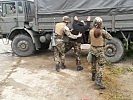 Die Soldaten üben das richtige Verhalten an einem Checkpoint. (Bild öffnet sich in einem neuen Fenster)