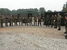 Besprechung mit Soldaten aus Bosnien, Österreich und Ungarn. (Bild öffnet sich in einem neuen Fenster)