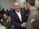 Minister Gerald Klug mit Soldaten des Bosnien-Kontingents. (Bild öffnet sich in einem neuen Fenster)