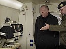 Der Minister informierte sich über Arbeit und Ausrüstung der Soldaten. (Bild öffnet sich in einem neuen Fenster)
