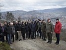 Die Besucher an einem Aussichtspunkt über Sarajevo. (Bild öffnet sich in einem neuen Fenster)