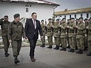 Doskozil und Generalmajor Luif vor einer türkischen Ehrenformation. (Bild öffnet sich in einem neuen Fenster)