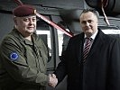 Minister Doskozil mit dem neuen EUFOR-Kommandanten, Generalmajor Schrötter. (Bild öffnet sich in einem neuen Fenster)