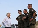 Annemarie Kury mit österreichischen EUFOR-Soldaten. (Bild öffnet sich in einem neuen Fenster)