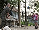 Schon ein einfacher Ball zaubert ein Lächeln in ein Kindergesicht. (Bild öffnet sich in einem neuen Fenster)