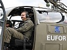 Trauner im "Alouette"-Hubschrauber. (Bild öffnet sich in einem neuen Fenster)