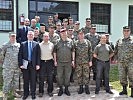 Generalmajor Schrötter mit den Teilnehmern des Kurses. (Bild öffnet sich in einem neuen Fenster)