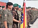 Der Feldzeichentrupp, bestehend aus Soldaten dreier Nationen. (Bild öffnet sich in einem neuen Fenster)