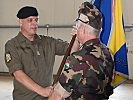 Oberstleutnant Vitovec, l., übergibt das Feldzeichen an Brigadier Safa. (Bild öffnet sich in einem neuen Fenster)