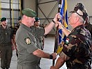 Blasch, l., übernimmt das Feldzeichen von Brigadier Safar. (Bild öffnet sich in einem neuen Fenster)