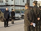 Der Bischof begrüßt die Soldaten. (Bild öffnet sich in einem neuen Fenster)