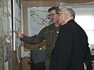 Der Bischof wird über Hilfsprojekte informiert. (Bild öffnet sich in einem neuen Fenster)