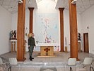 Militärpfarrer Gugerel bereitet die Kapelle im Camp Butmir vor. (Bild öffnet sich in einem neuen Fenster)
