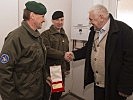 Der Heimdirektor bedankt sich für die Spende. (Bild öffnet sich in einem neuen Fenster)