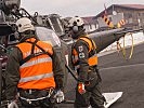 Flugretter und Norarzt vor dem Abflug mit der "Alouette" III. (Bild öffnet sich in einem neuen Fenster)