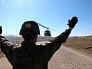 Ein Soldat weist die AB 212 auf der provisorischen Landestelle ein. (Bild öffnet sich in einem neuen Fenster)