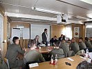 Gespräche mit Soldaten standen im Vordergrund des Besuches. (Bild öffnet sich in einem neuen Fenster)