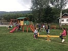 Kinder beim Spielen in Skelani. (Bild öffnet sich in einem neuen Fenster)