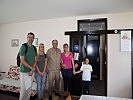 Der Direktor des Kinderdorfes mit Familie und einem CIMIC-Soldaten. (Bild öffnet sich in einem neuen Fenster)