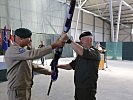 Oberstleutnant Lippert, r., übernimmt symbolisch das Feldzeichen. (Bild öffnet sich in einem neuen Fenster)