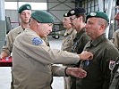 Generalmajor Waldner verleiht die Einsatzmedaille. (Bild öffnet sich in einem neuen Fenster)