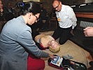 Arbeiten mit dem Defibrillator. (Bild öffnet sich in einem neuen Fenster)