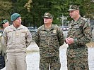 Generalmajor Waldner im Gespräch mit dem bosnischen Kommandanten. (Bild öffnet sich in einem neuen Fenster)