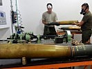 Die Experten beim Zerlegen von Munition. (Bild öffnet sich in einem neuen Fenster)