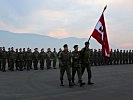 Die EUFOR-Soldaten marschieren mit dem Feldzeichen ein. (Bild öffnet sich in einem neuen Fenster)