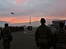 Flugzeuge und Hubschrauber überflogen das Camp. (Bild öffnet sich in einem neuen Fenster)