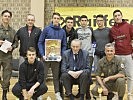 Die Mannschaft des 5.Gymnazija, Oberst Muhr, Major Schwab und Ivica Osim. (Bild öffnet sich in einem neuen Fenster)