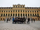 Vor Schloss Schönbrunn in Wien. (Bild öffnet sich in einem neuen Fenster)