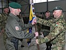 Übergabe der Insignien an Oberstleutnant Schwaiger. (Bild öffnet sich in einem neuen Fenster)