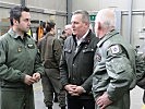 Der Minister im Gespräch mit Hubschrauberpiloten. (Bild öffnet sich in einem neuen Fenster)