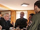 Der Militärbischof im Gespräch mit Soldaten. (Bild öffnet sich in einem neuen Fenster)