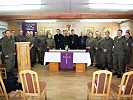 Die Bischofsdelegation mit Soldaten in der Campkapelle. (Bild öffnet sich in einem neuen Fenster)