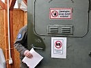 Hinter verschlossenen Türen - Vermittlungssystem ermöglicht Verbindung. (Bild öffnet sich in einem neuen Fenster)