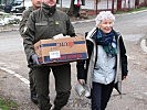Das CIMIC-Team unterstützt Kury bei der Verteilung von Hilfsgütern. (Bild öffnet sich in einem neuen Fenster)