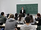 In Zivil oder Uniform - schon im 8. Jahr Gastprofessor an der WU Sarajevo. (Bild öffnet sich in einem neuen Fenster)