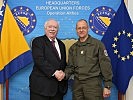 Generalmajor Dorfer begrüßt den Bürgermeister. (Bild öffnet sich in einem neuen Fenster)