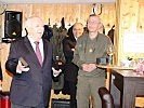 Bürgermeister Häupl mit einem Geschenk für die Wiener Soldaten. (Bild öffnet sich in einem neuen Fenster)