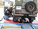 Das Team überprüft einen Puch G. (Bild öffnet sich in einem neuen Fenster)