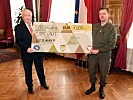 Häupl übergab den Scheck für das CIMIC-Schulprojekt. (Bild öffnet sich in einem neuen Fenster)