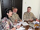 Militärpfarrer und CIMIC-Offizier mit der Klinik-Leiterin. (Bild öffnet sich in einem neuen Fenster)