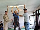 Bei der Montage legen alle die Hand an. (Bild öffnet sich in einem neuen Fenster)