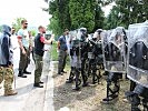 Ungarische Soldaten verhandeln bei einer Demonstration vor Kasernentor. (Bild öffnet sich in einem neuen Fenster)