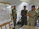 Generalmajor Dorfer erhält eine Lageinformation. (Bild öffnet sich in einem neuen Fenster)
