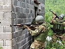 Ungarische Soldaten kurz vor der Stürmung eines Hauses. (Bild öffnet sich in einem neuen Fenster)
