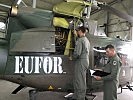 Das Technikerteam macht Kontrollen vor Flugbeginn gemäß Checkliste. (Bild öffnet sich in einem neuen Fenster)